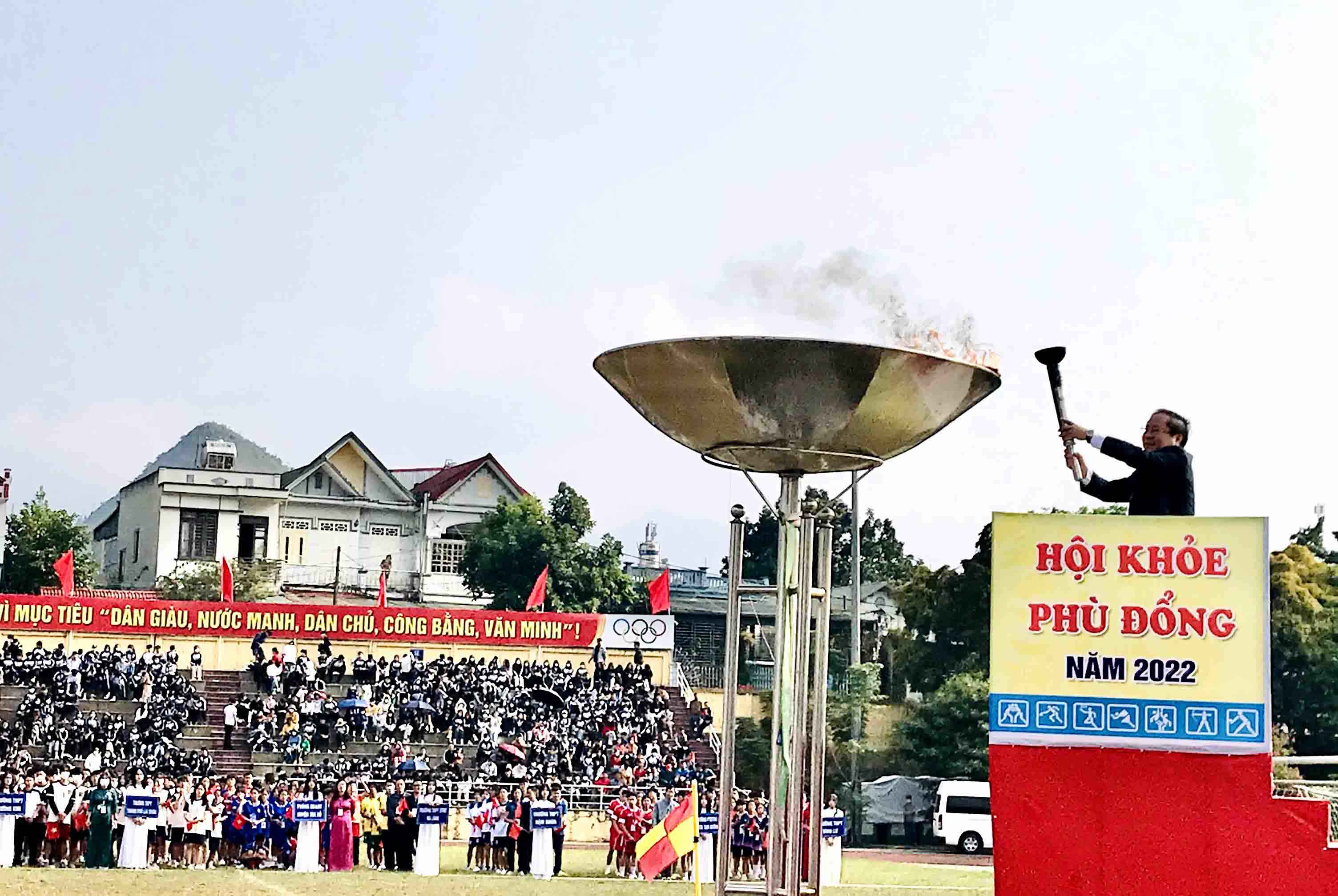 Đồng chí Tống Thanh Hải - Phó Chủ tịch Thường trực UBND tỉnh đốt đuốc tại Hội khỏe.